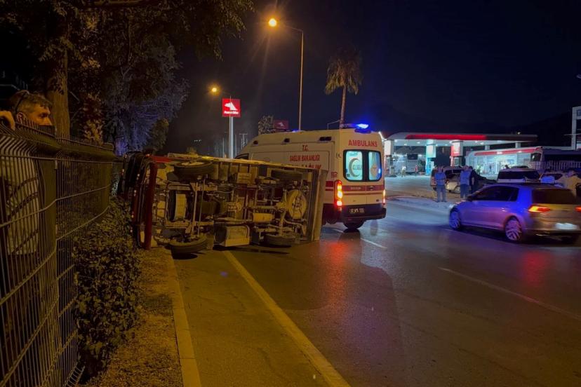 Gazipaşa’da kamyonet devrildi