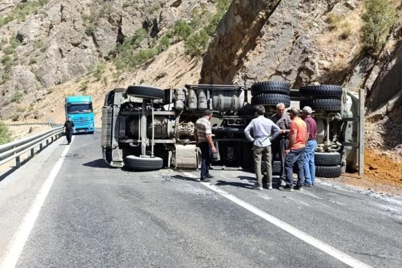 Hakkari'de maden yüklü kamyon devrildi: 1 yaralı