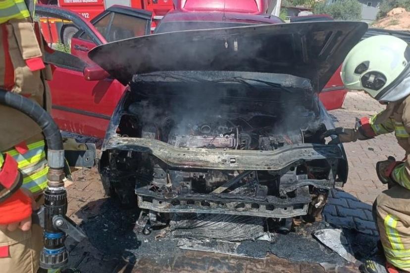 Hatay'da seyir halindeki otomobil alev alev yandı