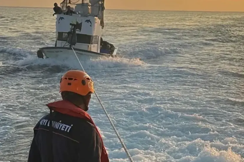 İçinde 4 kişinin olduğu Çanakkale Boğazı'nda sürüklenen tekne kurtarıldı