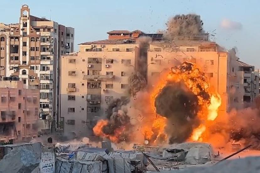 İsrail, Gazze'de Filistinlilerin sığındığı binayı vurdu