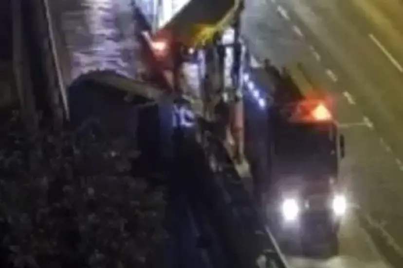 İstanbul'da kontrolden çıkan minibüs devrildi