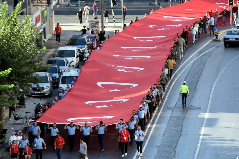 İzmir'de 350 metrelik bayrakla zafer yürüyüşü