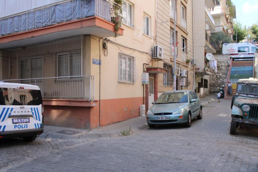 Kapının önüne koyulan çöp, ekipleri harekete geçirdi