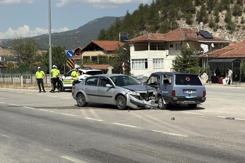 Karabük'te iki araç çarpıştı: Altı yaralı