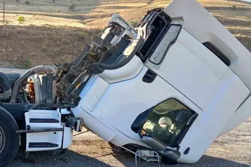 Karşı şeride geçen tır devrilerek ikiye ayrıldı