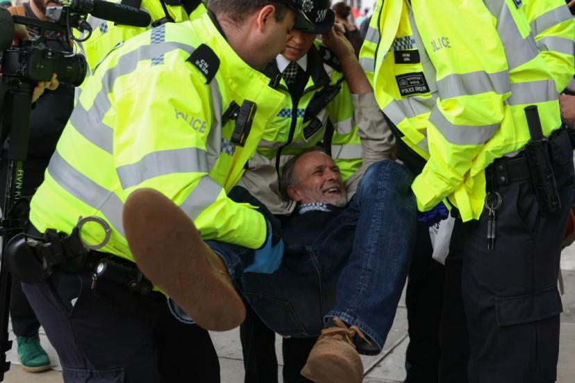 Londra'da yasaklı Palestine Action grubuna destek eyleminde 890 kişi gözaltına alındı