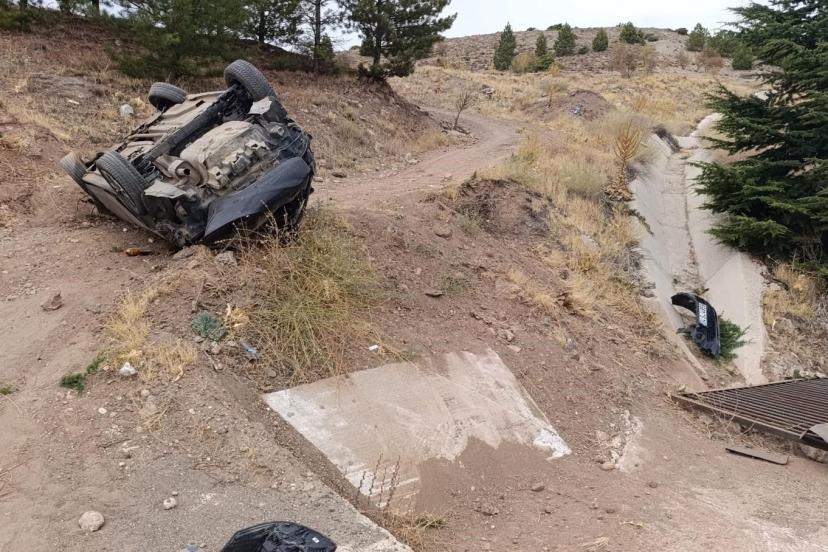 Malatya'da otomobil drenaj kanalına düştü