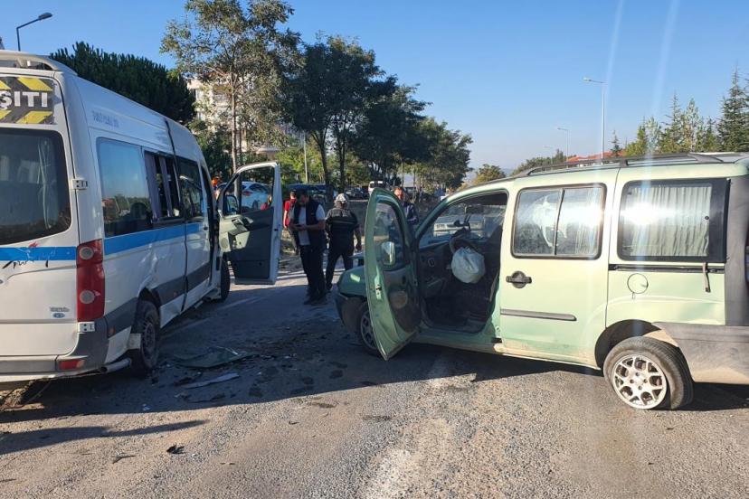 Manisa'daki kazada 8'i öğrenci 9 kişi yaralandı