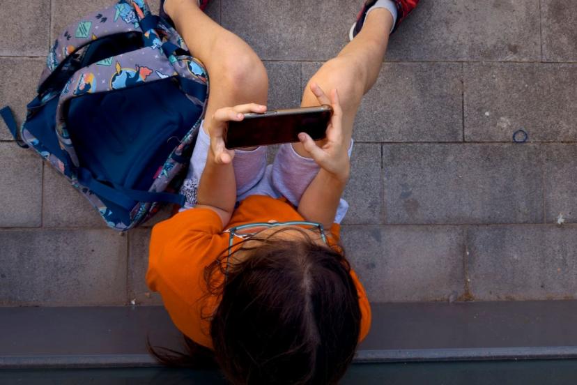 Okullarda akıllı telefon yasağına bir ülke daha katıldı