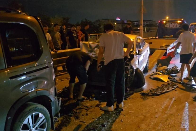 Sancaktepe'de 8 araçlık zincirleme trafik kazası