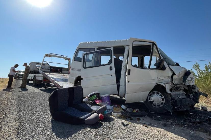 Şanlıurfa'da işçi taşıyan minibüs ile otomobil çarpıştı: 15 yaralı