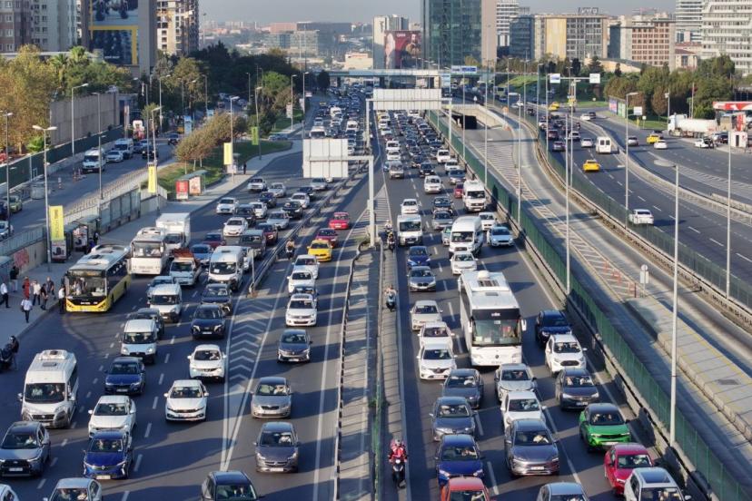 Servisler yola çıktı, İstanbul'da trafik dur kalk ilerliyor