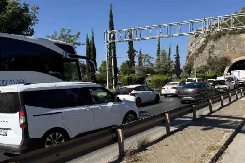 Tüneldeki zincirleme kazada 10 kişi yaralandı: Trafik kilitlendi