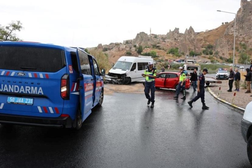 Turistleri taşıyan minibüs ile otomobil çarpıştı: Yaralılar var