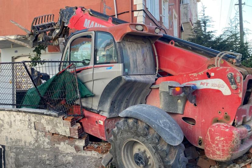 Yokuş aşağı kontrolden çıkan iş makinesi dehşet saçtı: 2'si çocuk 4 yaralı