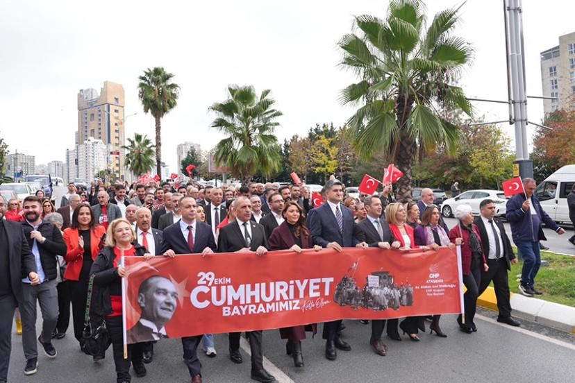ATAŞEHİR’DE ORTAK IŞIK ‘CUMHURİYET’